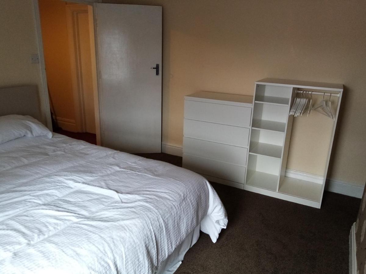 Puffin Holiday Apartments Бринлингтон Экстерьер фото