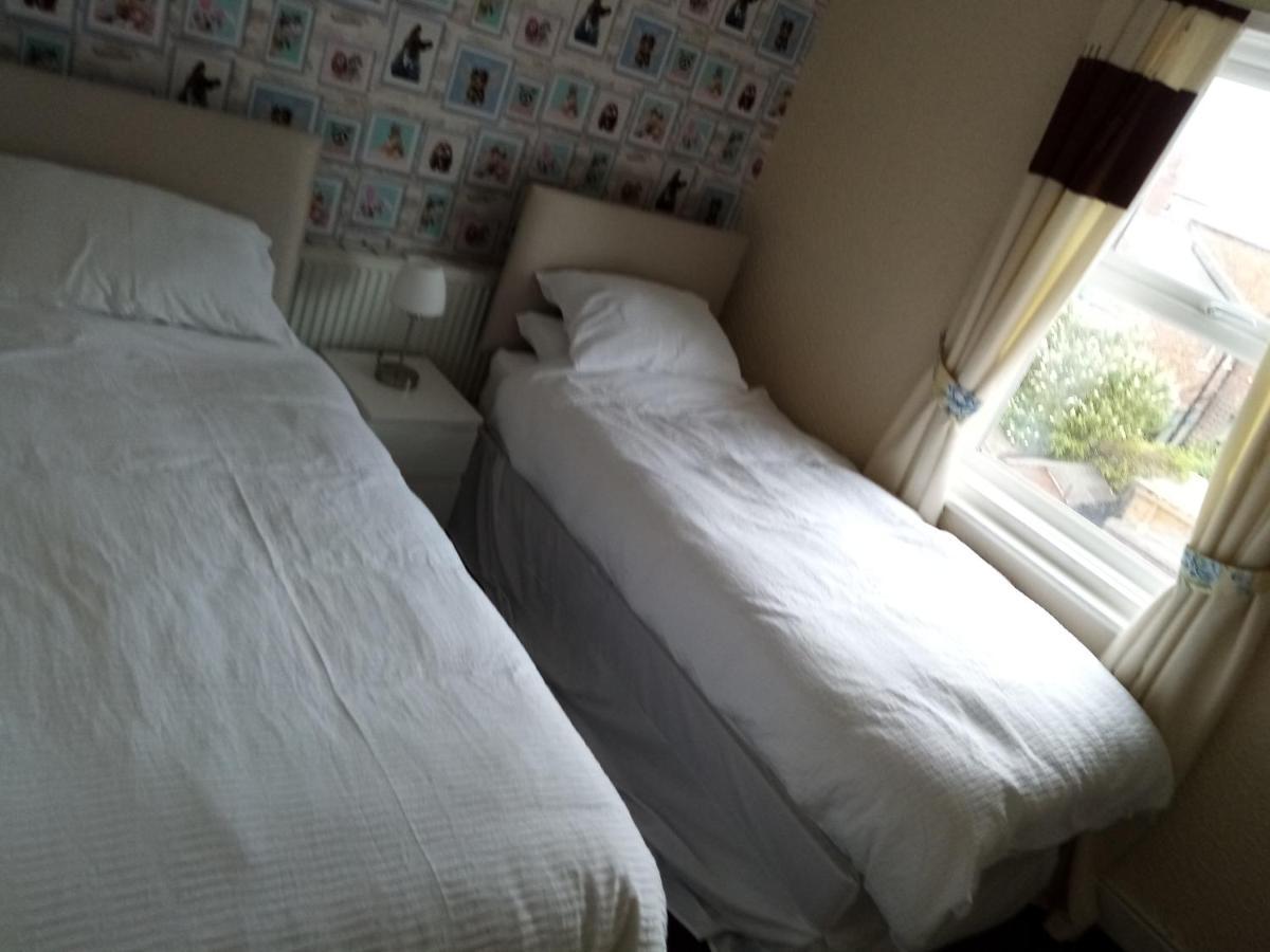 Puffin Holiday Apartments Бринлингтон Экстерьер фото