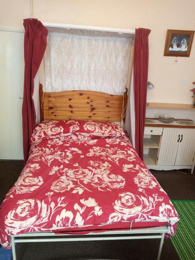 Puffin Holiday Apartments Бринлингтон Экстерьер фото
